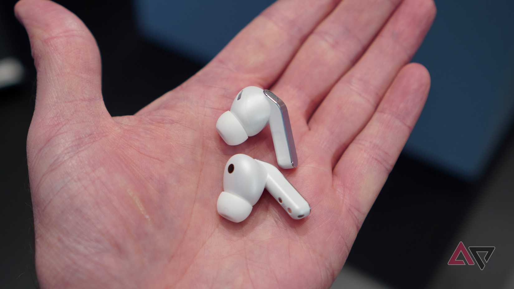 Una persona che tiene in mano il Samsung Galaxy Buds4 Pro