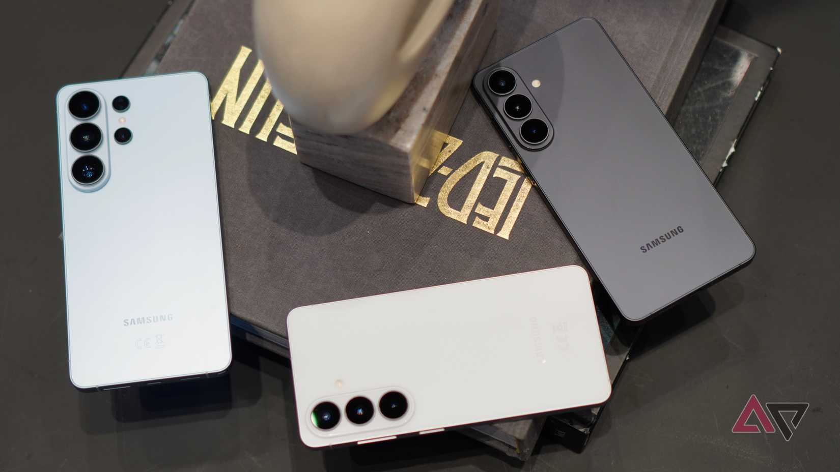 Samsung Galaxy S26 Ultra (a sinistra), Samsung Galaxy S26 e Samsung Galaxy S26 Plus