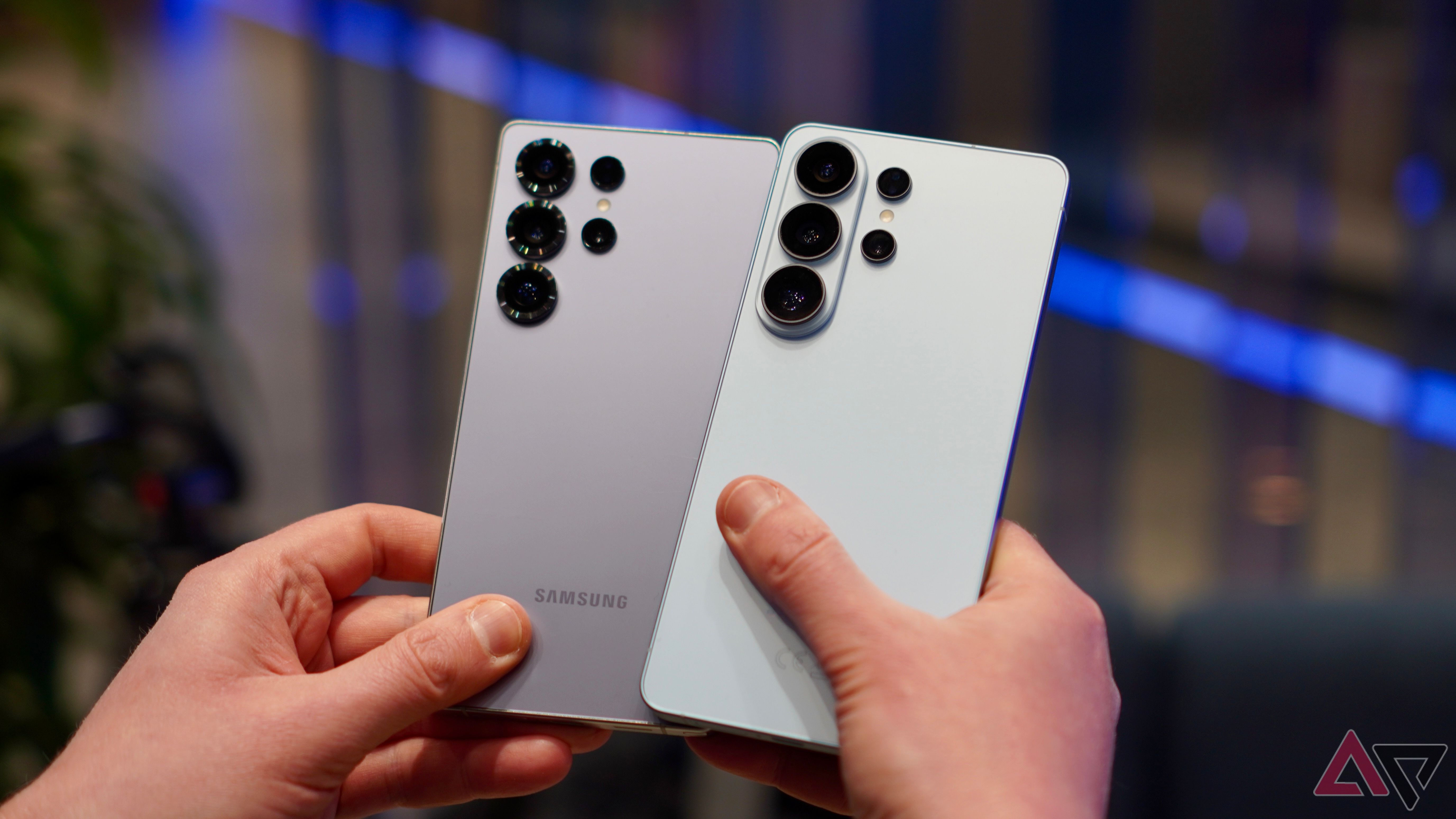 Samsung Galaxy S25 Ultra (a sinistra) e Samsung Galaxy S26 Ultra