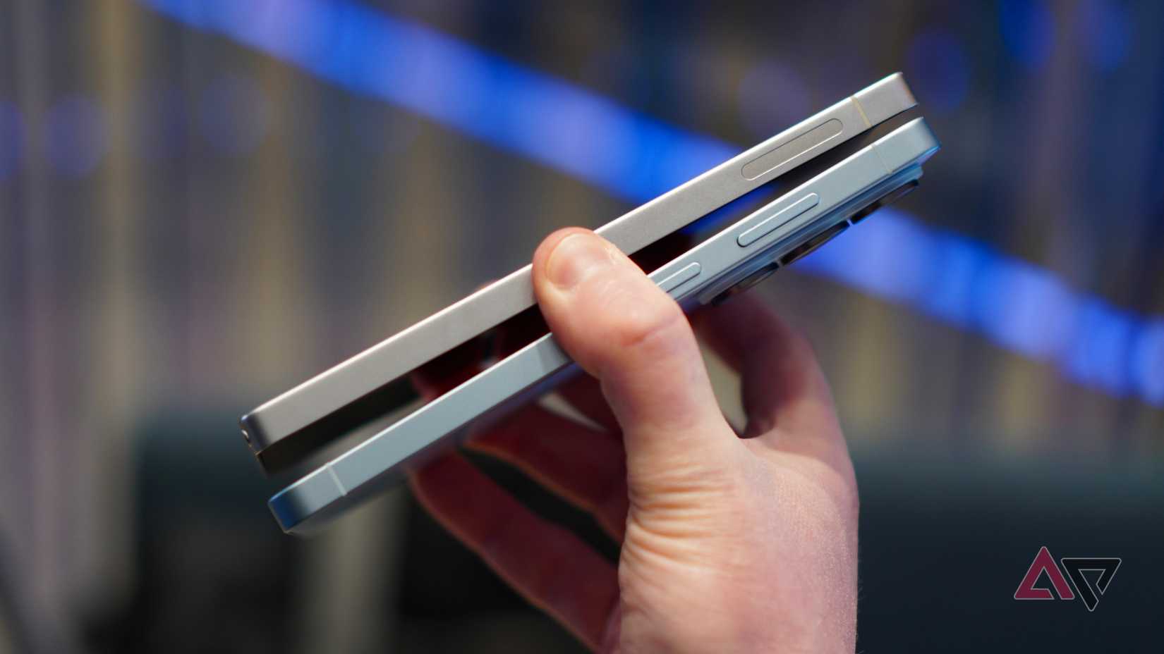 Samsung Galaxy S25 Ultra (top) and Samsung Galaxy S26 Ultra