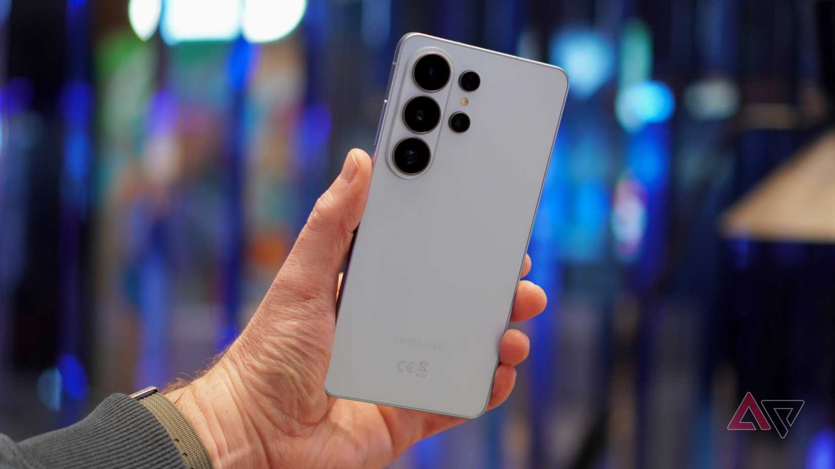 Una persona con in mano il Samsung Galaxy S26 Ultra