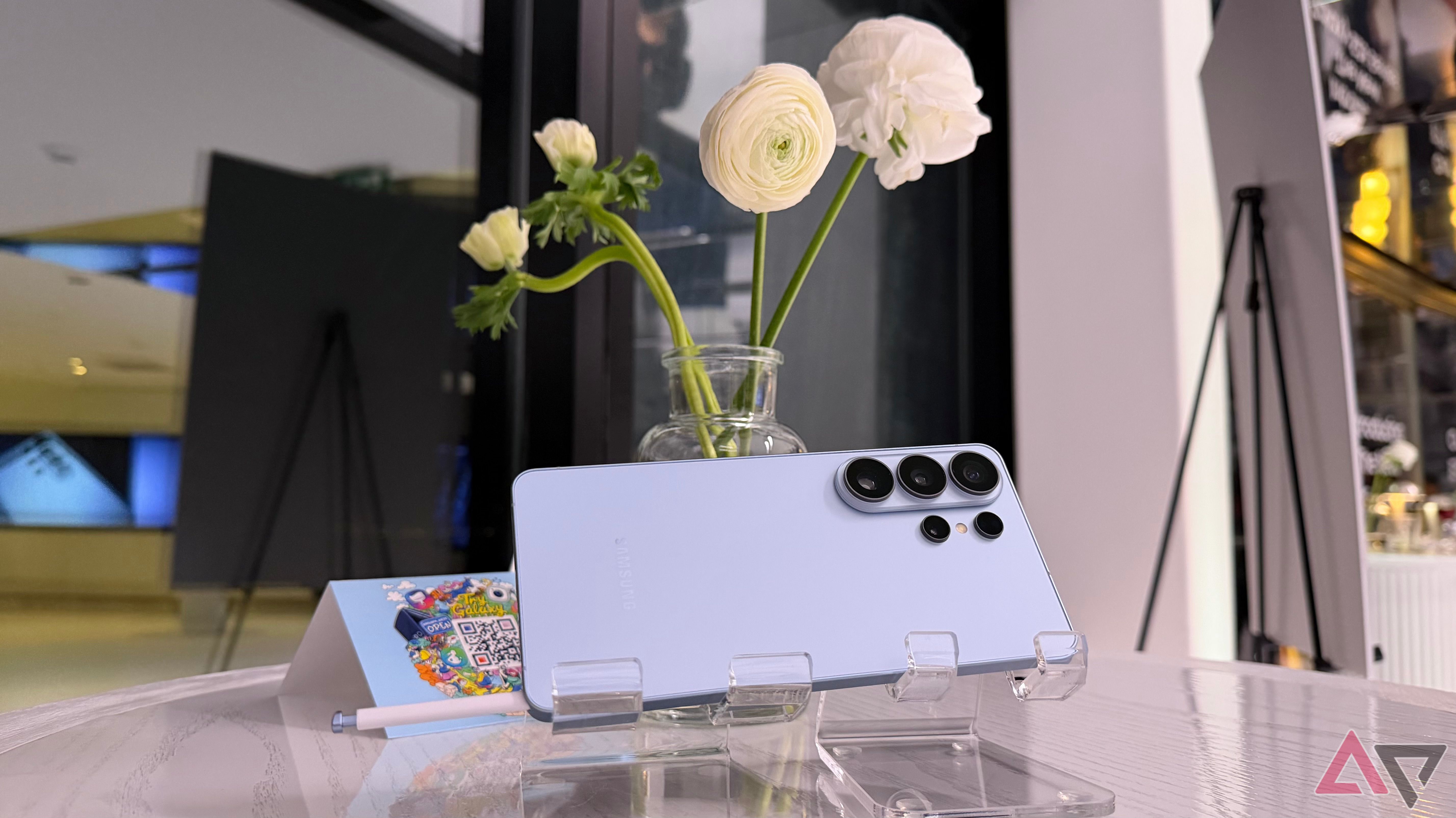 I shook the Galaxy S26 Ultra violently to test out the one feature that's just as impressive as Privacy Display