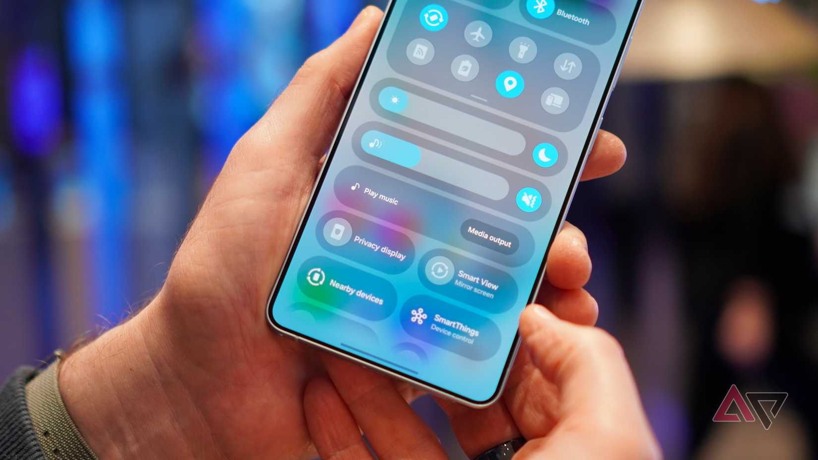 Una persona che tiene in mano il Samsung Galaxy S26 Ultra e mostra il menu Privacy Display
