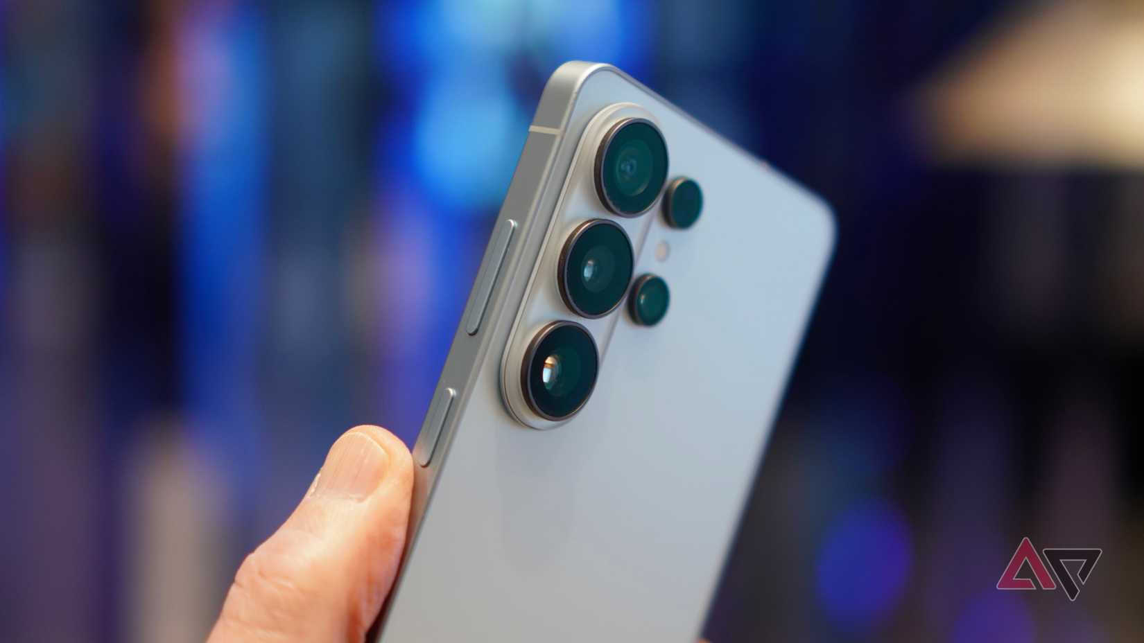 Una persona con in mano il Samsung Galaxy S26 Ultra