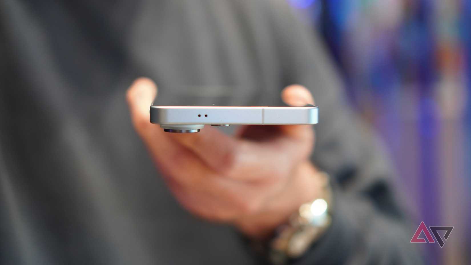 Una persona con in mano il Samsung Galaxy S26 Ultra