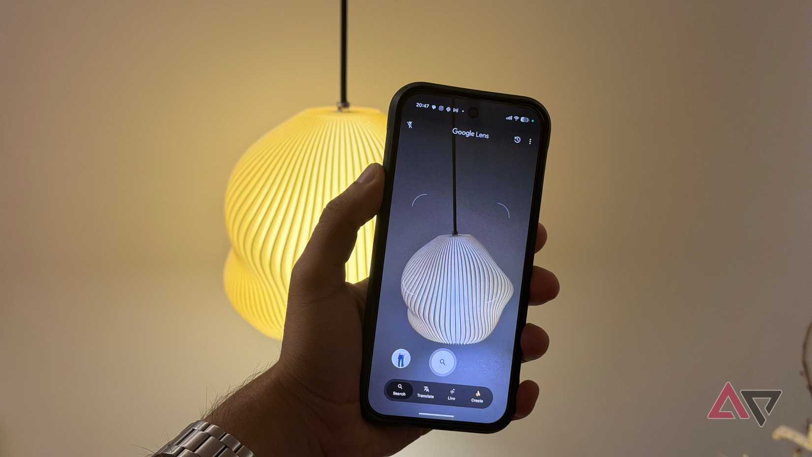 Google Lens digitalizando uma lâmpada
