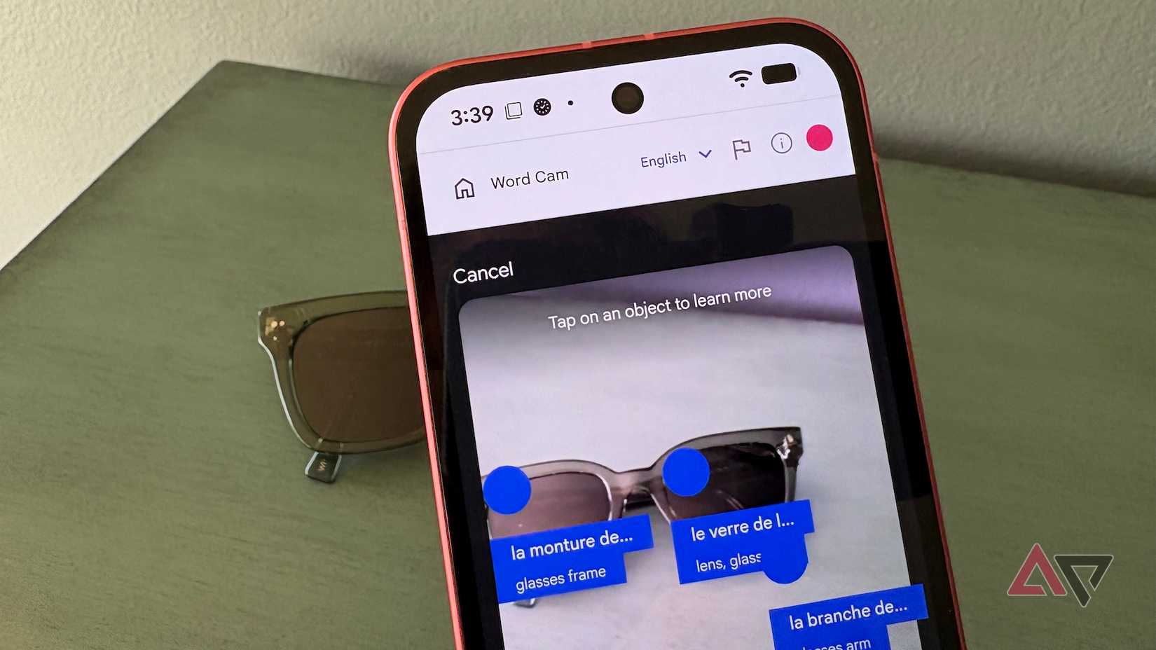 Google Little Language Lesson aberta em um telefone mostrando Word Cam com uma imagem de óculos de sol e palavras em francês descrevendo as partes dos óculosóculos-Foto