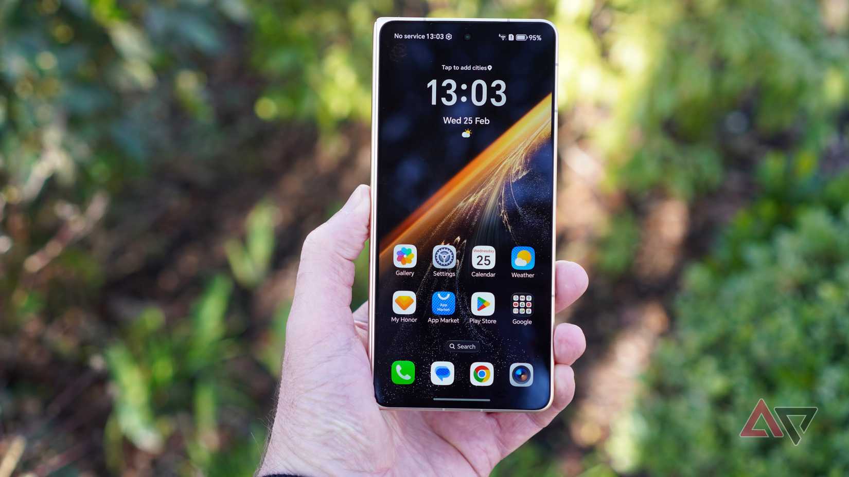 Una persona con in mano l'Honor Magic V6