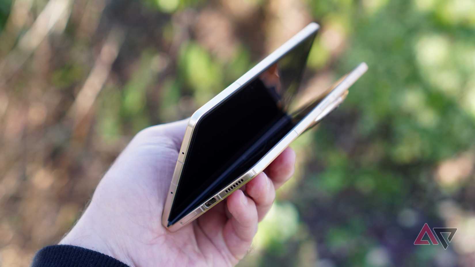 Una persona con in mano l'Honor Magic V6