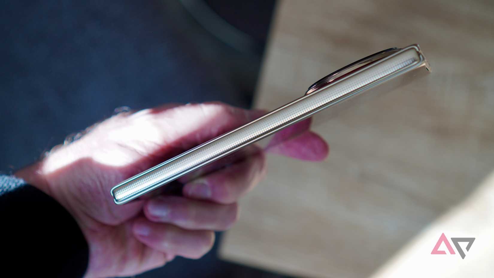 Una persona con in mano l'Honor Magic V6