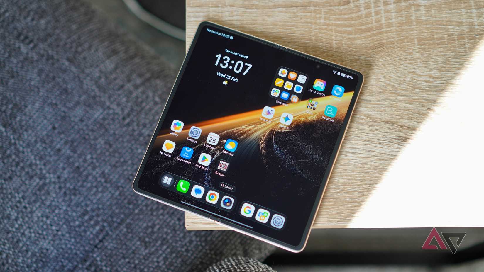 L'Honor Magic V6 aperto su un tavolo