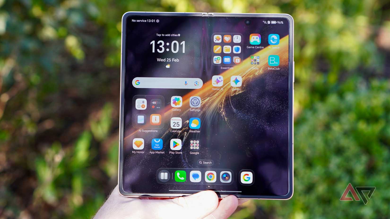 Una persona che tiene aperto Honor Magic V6