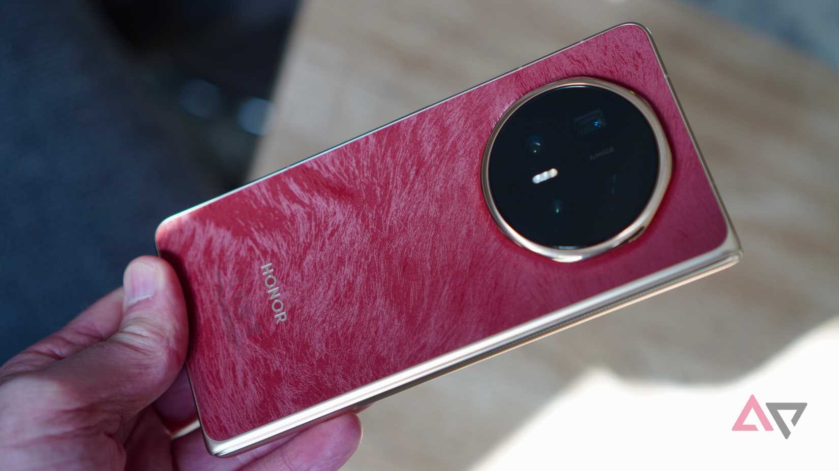 Il retro dell'Honor Magic V6 rosso