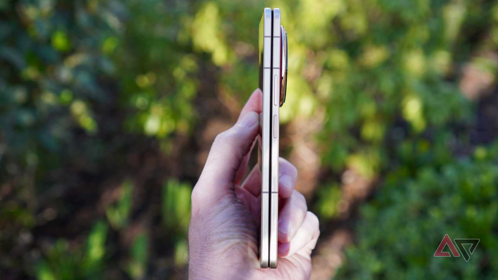 Una persona con in mano l'Honor Magic V6