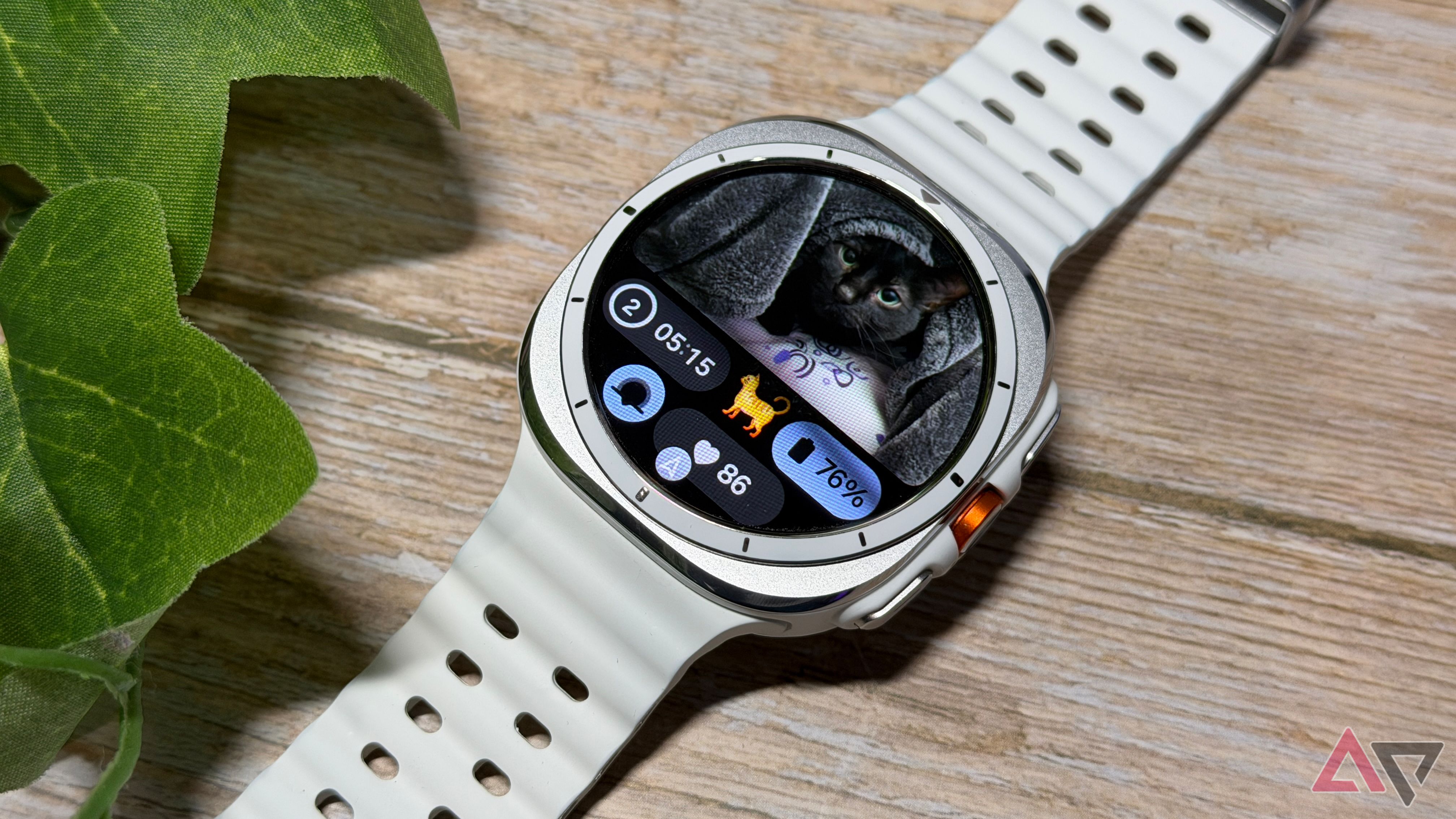 Samsung Galaxy Watch Ultra com um gato preto na tela inicial
