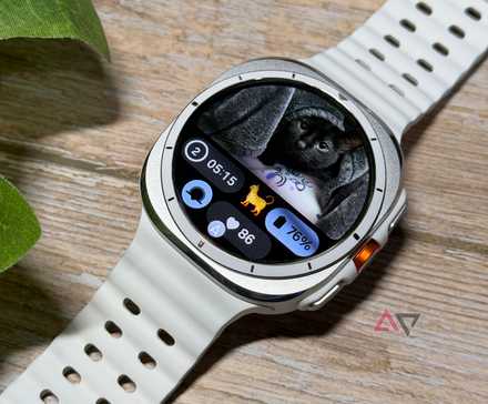 Samsung Galaxy Watch Ultra com um gato preto na tela inicial