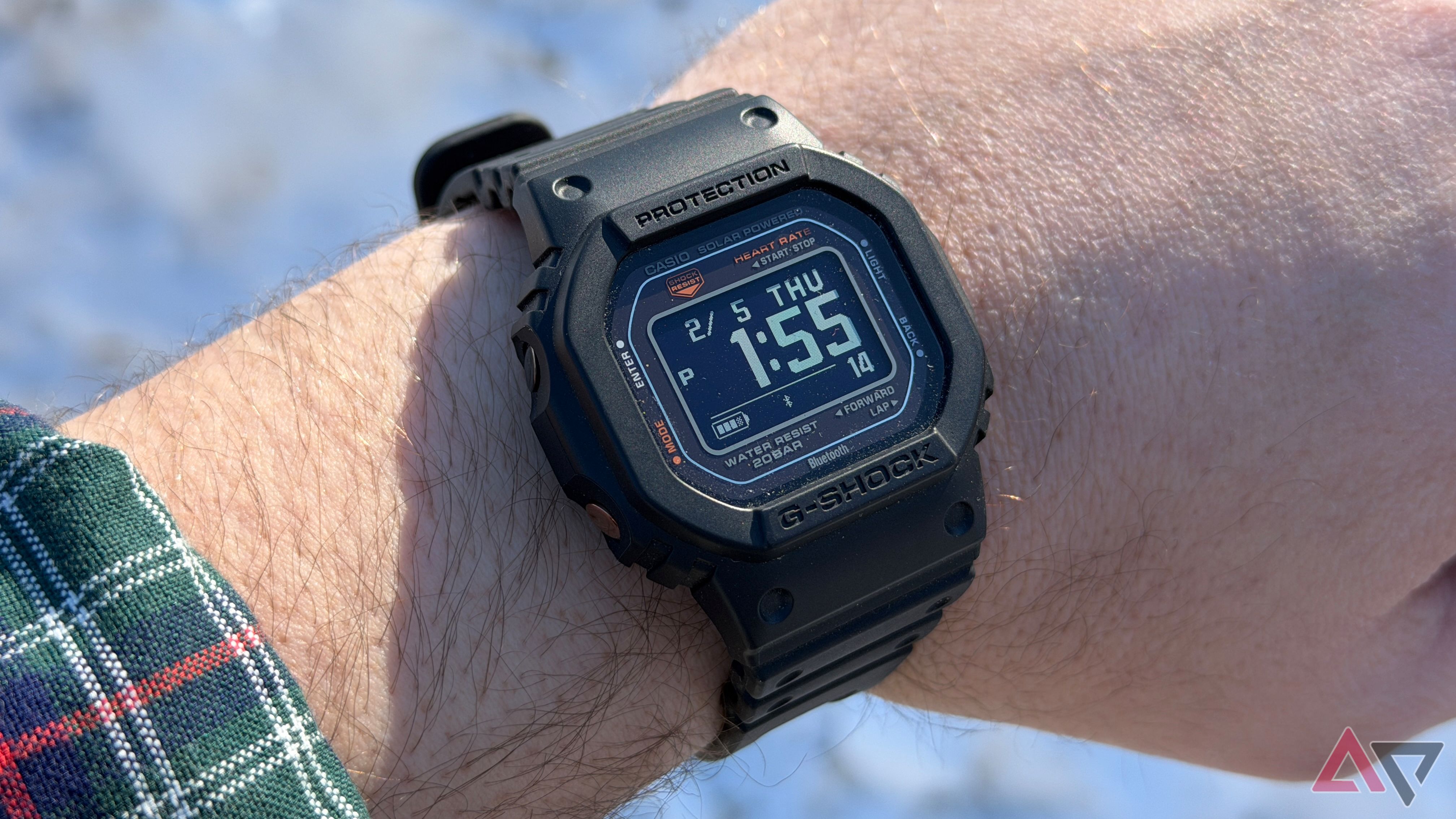 Casio G-Shock Move DW-H5600 mostrato al polso su uno sfondo innevato