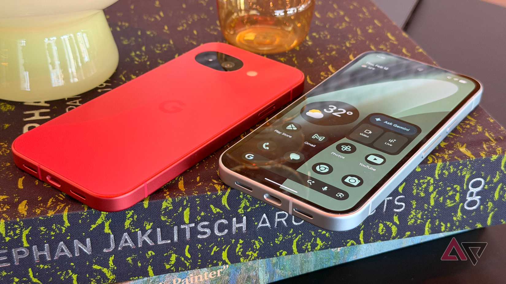 Dois telefones Google Pixel 10a lado a lado em Berry e Fog