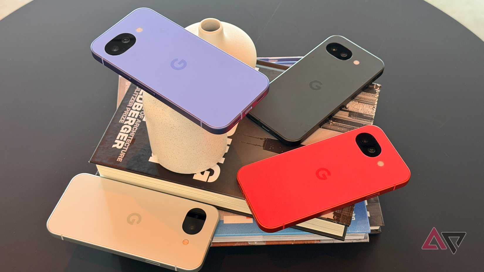 Uma imagem destacando as quatro cores diferentes do Pixel 10.