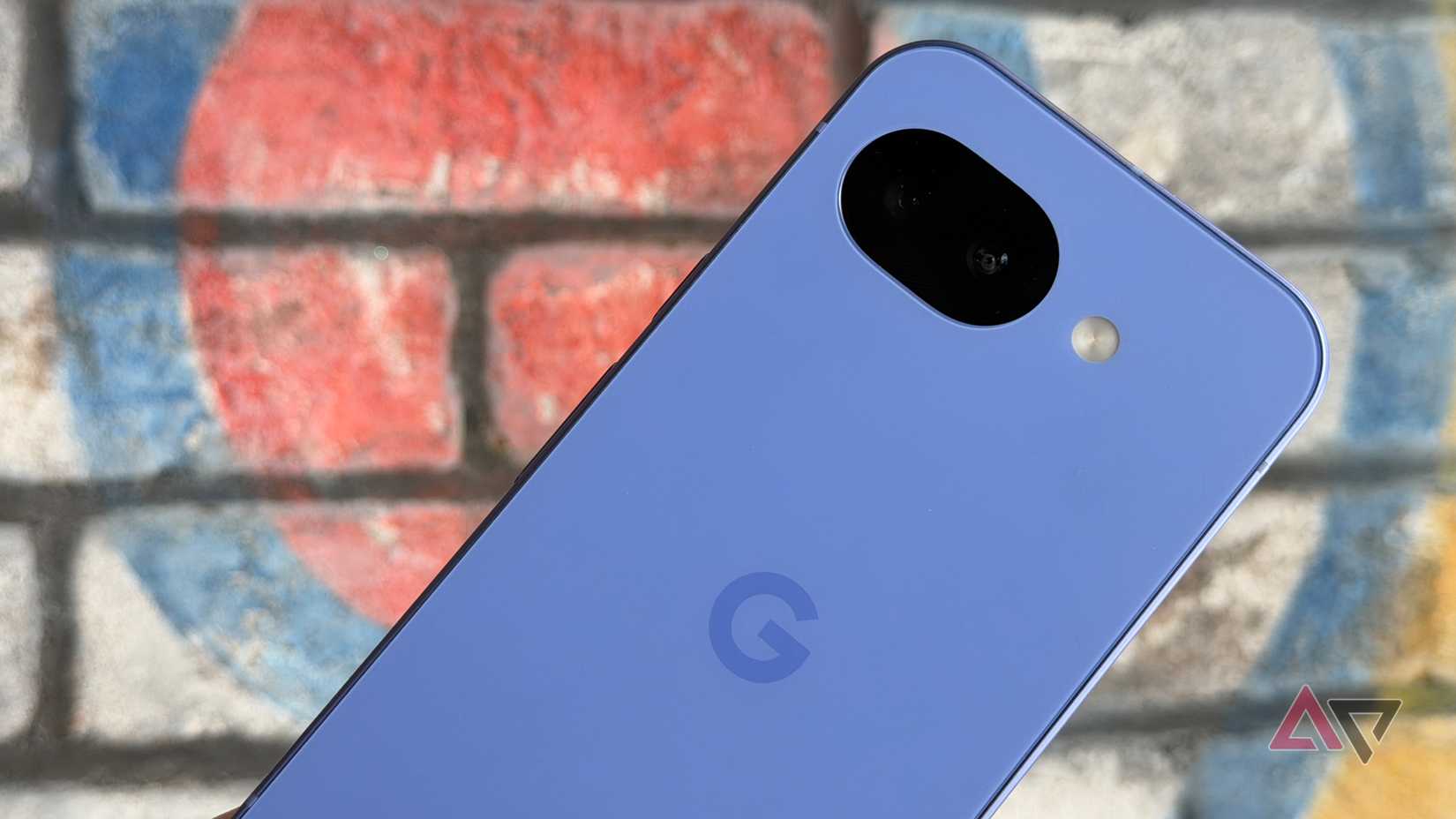 Google Pixel 10a em Lavender encostado na parede