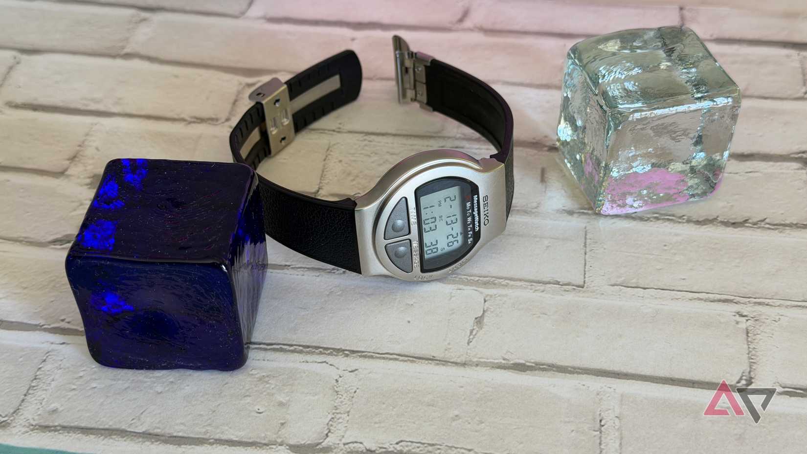 Seiko MessageWatch sentado ao lado de blocos de vidro