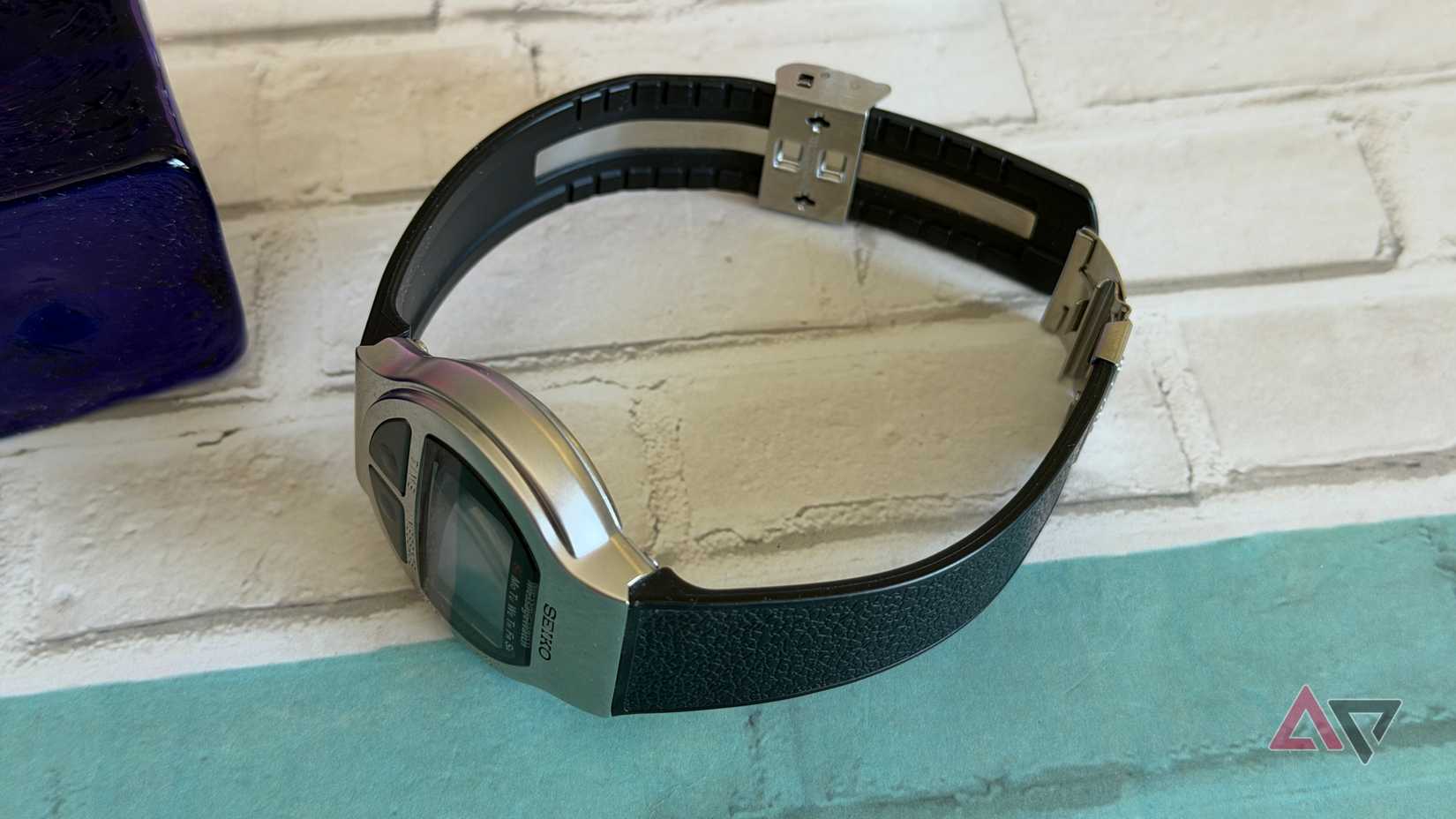 Antena metálica na banda do Seiko MessageWatch