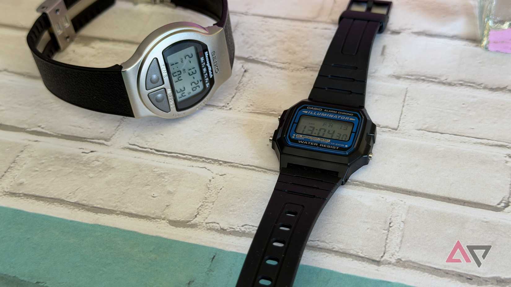 Seiko MessageWatch sentado ao lado de um Casio F-105