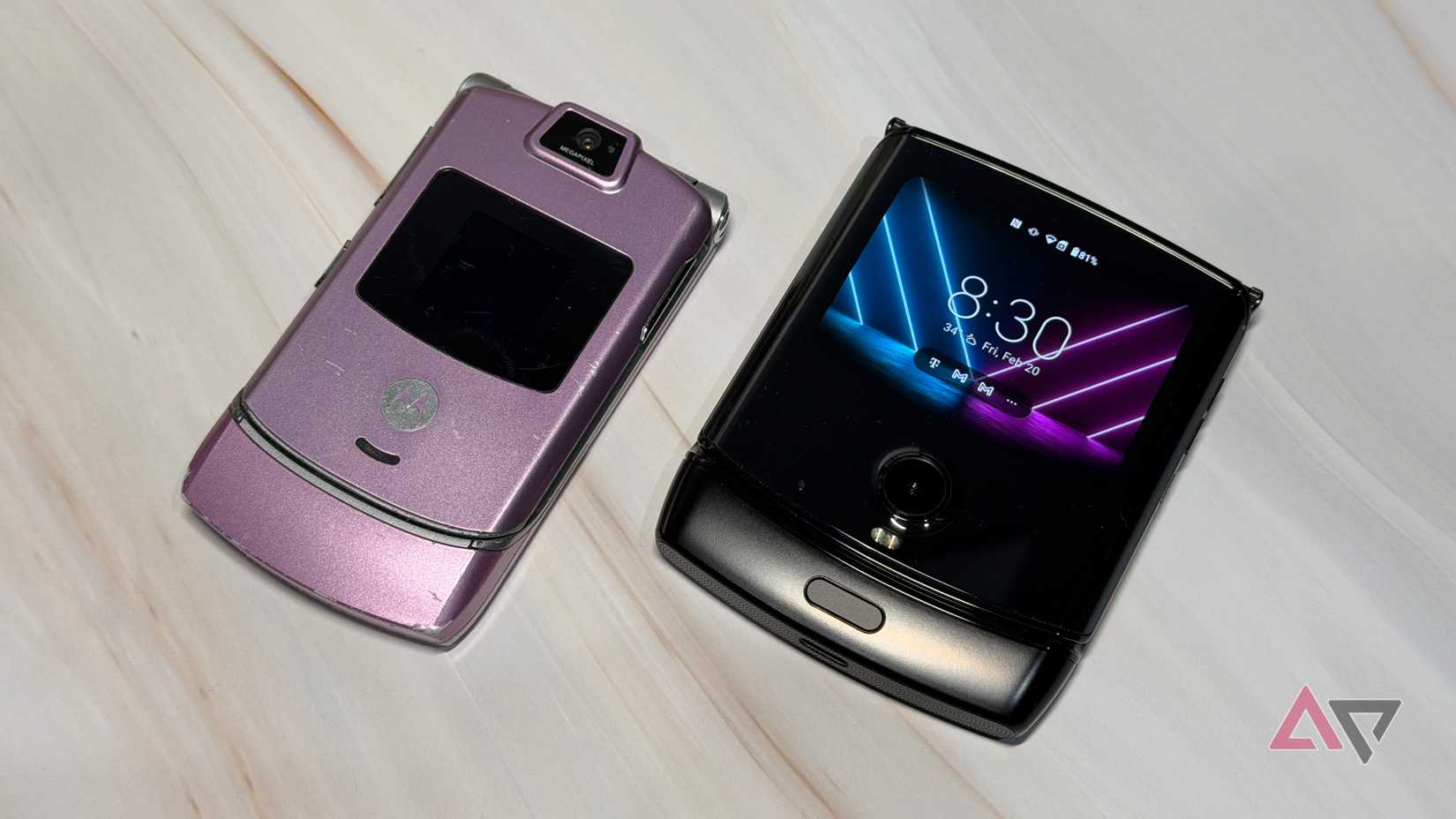Il vecchio Motorola Razr seduto accanto al Motorola Razr del 2019