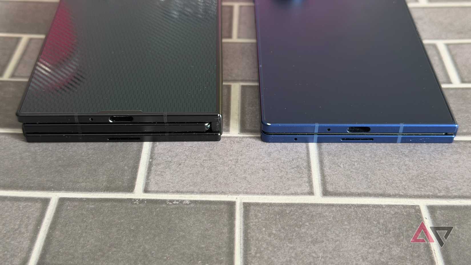 Samsung Galaxy Z TriFold ao lado de um Galaxy Z Fold 7