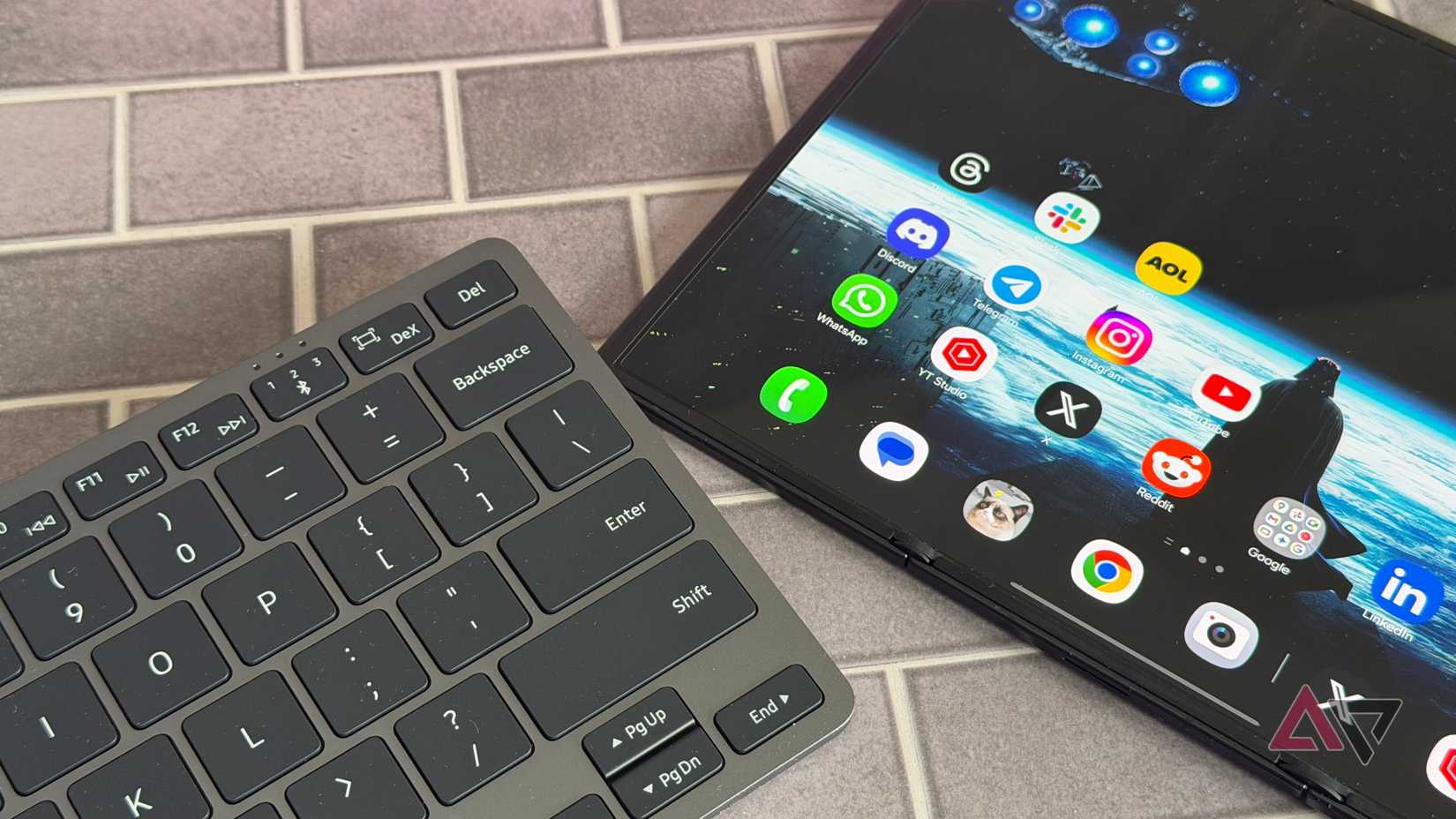 Samsung Galaxy Z TriFold ao lado do teclado Samsung