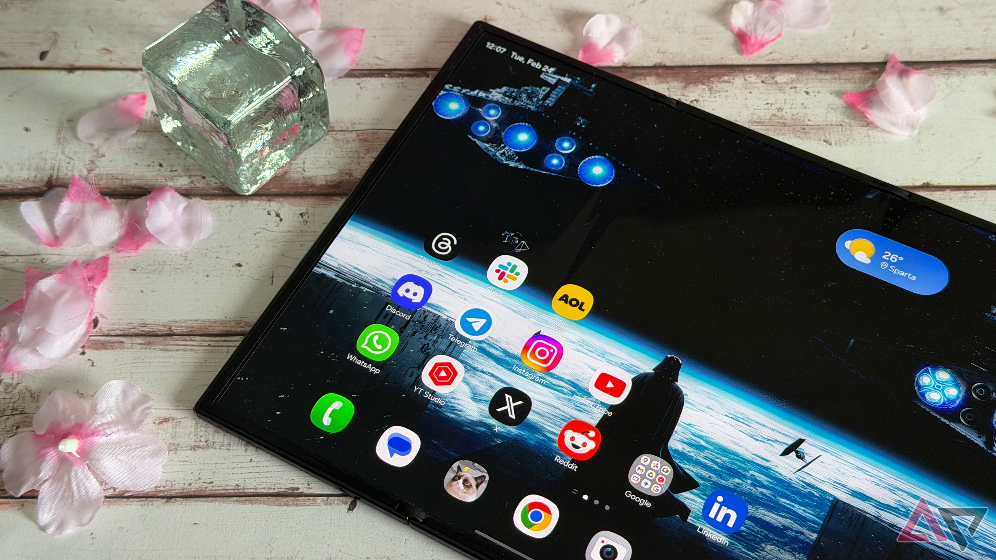 Samsung Galaxy Z TriFold desdobrado e rodeado por pétalas