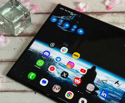 Samsung Galaxy Z TriFold desdobrado e rodeado por pétalas