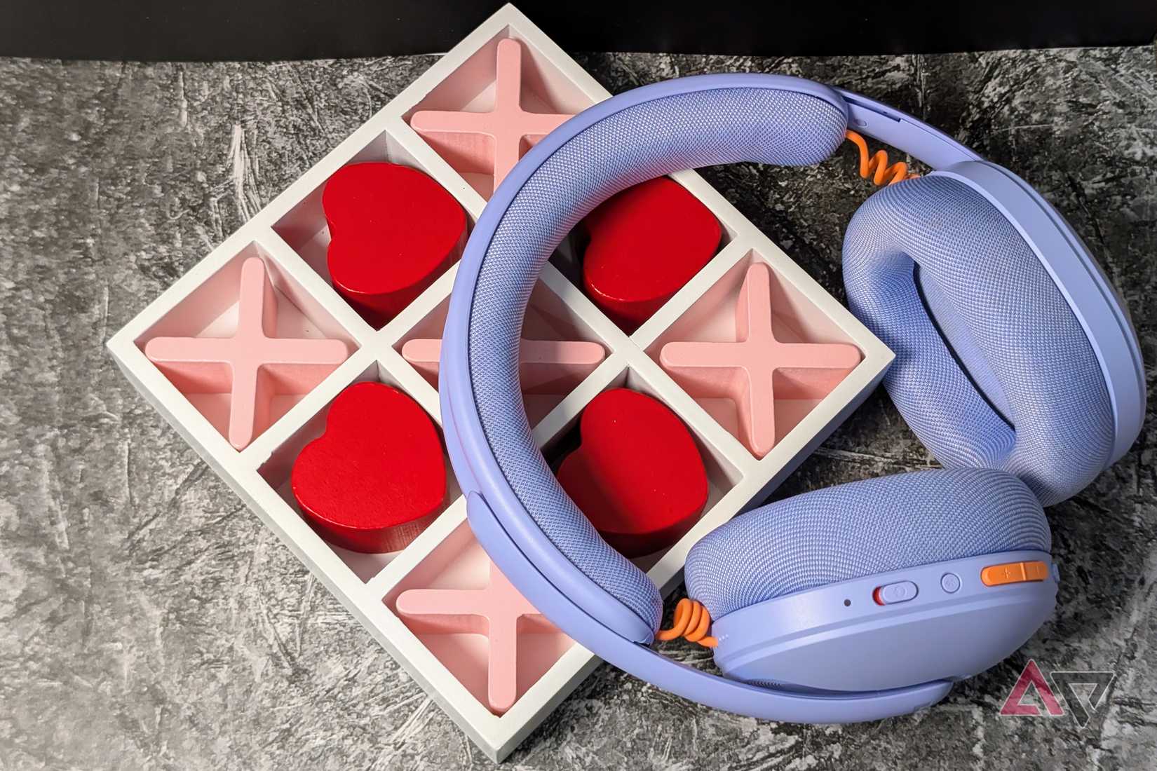 Cuffie Logitech G325 Lightspeed su scatola rosa e rossa