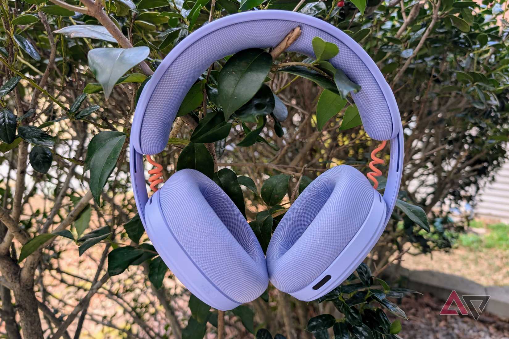 Cuffie Logitech G325 Lightspeed all'aperto in un cespuglio