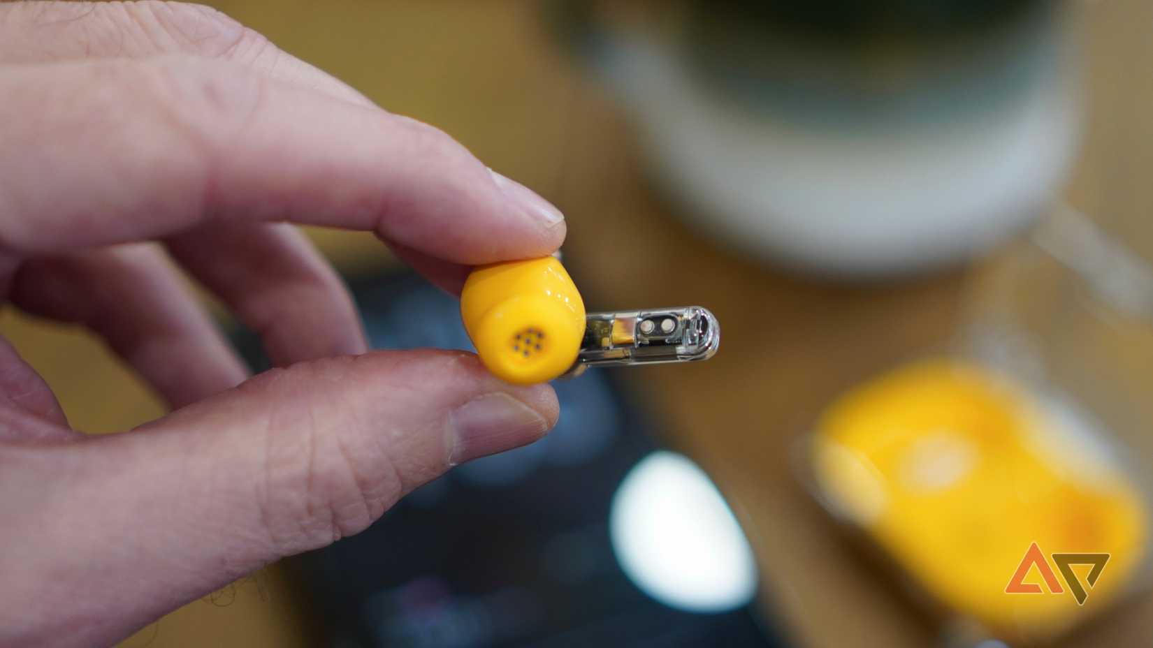 La connessione sugli auricolari Nothing Ear (a).