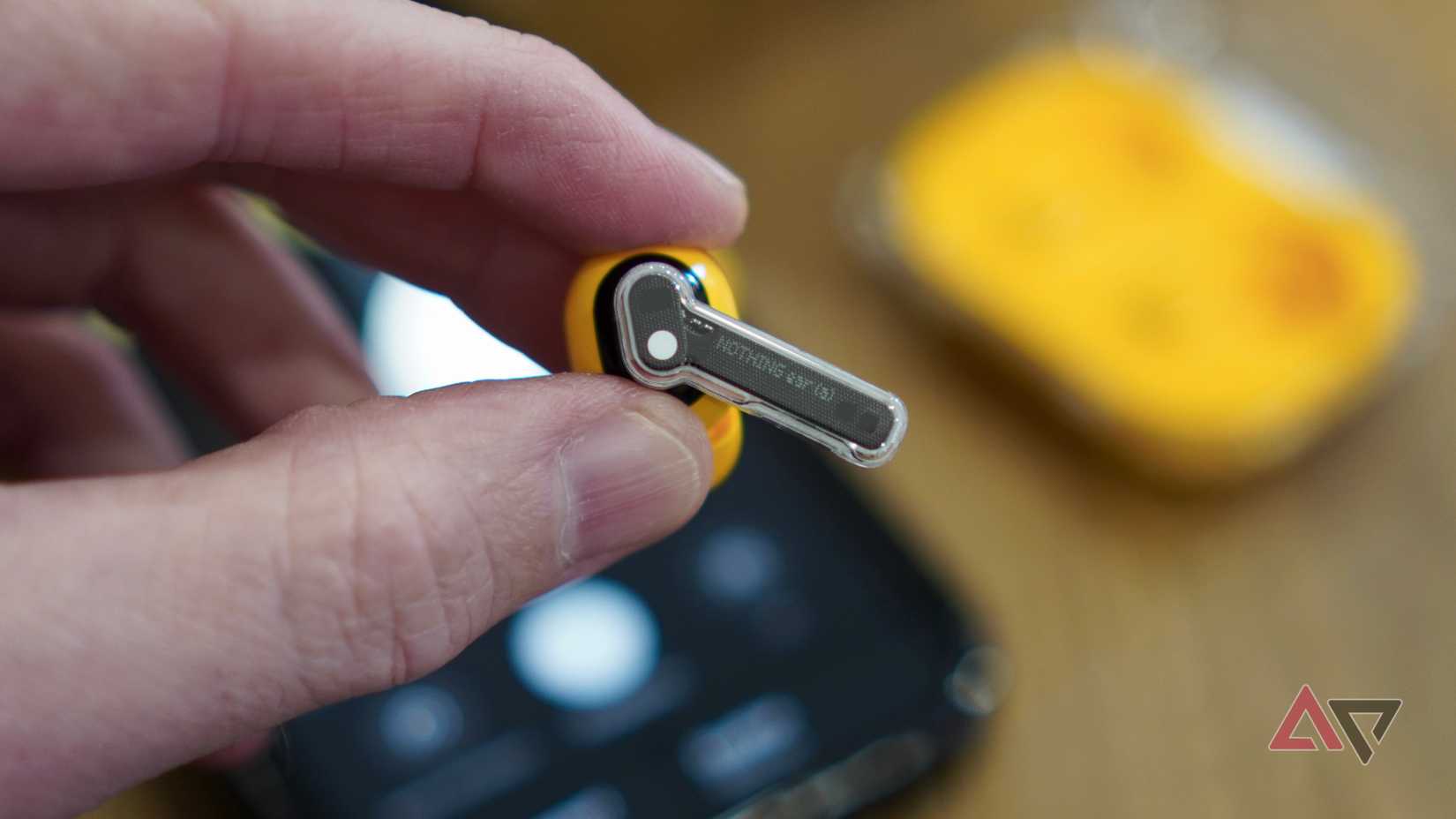 Il logo sugli auricolari Nothing Ear (a).