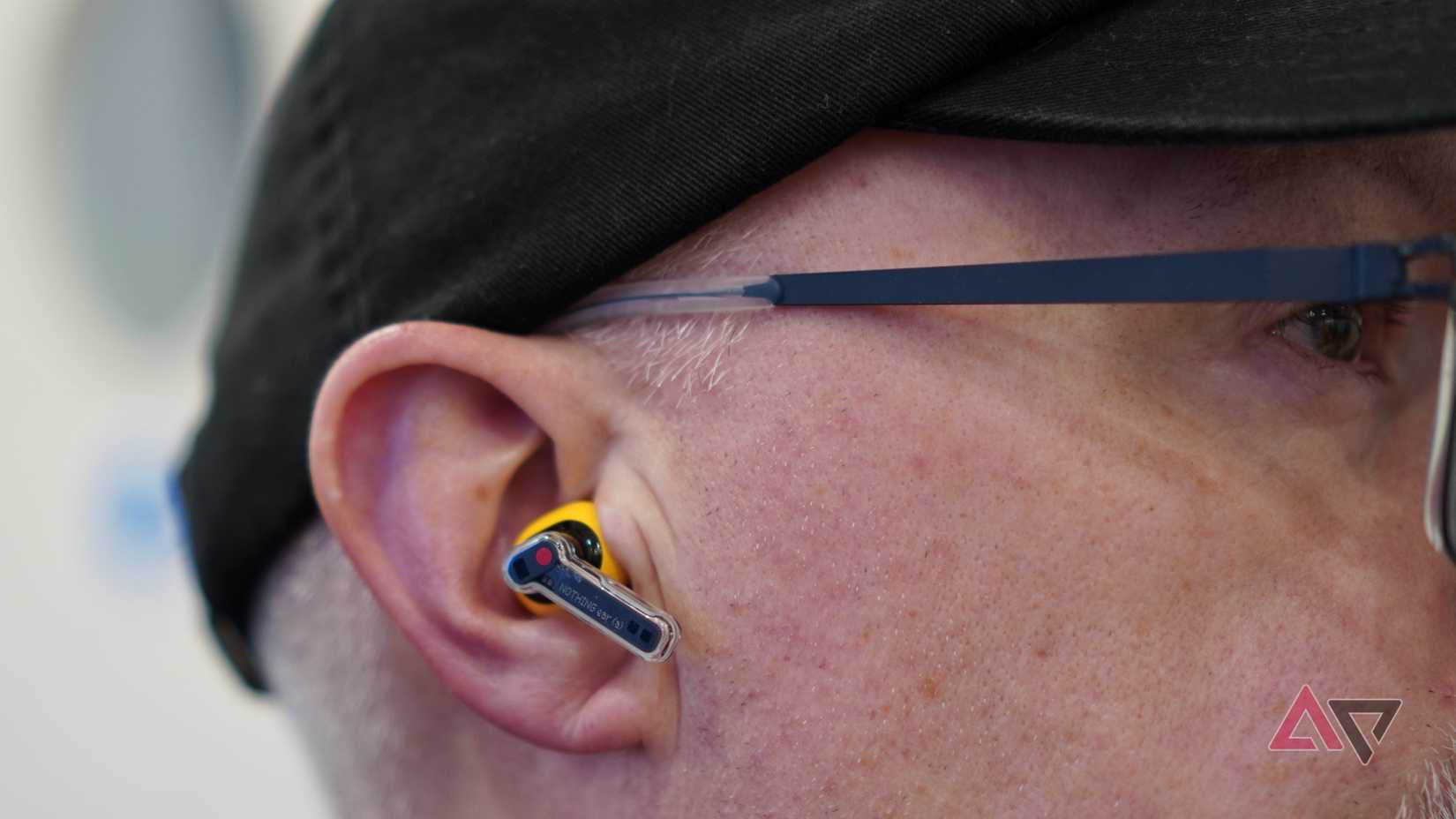 Una persona che indossa gli auricolari Nothing Ear (a).