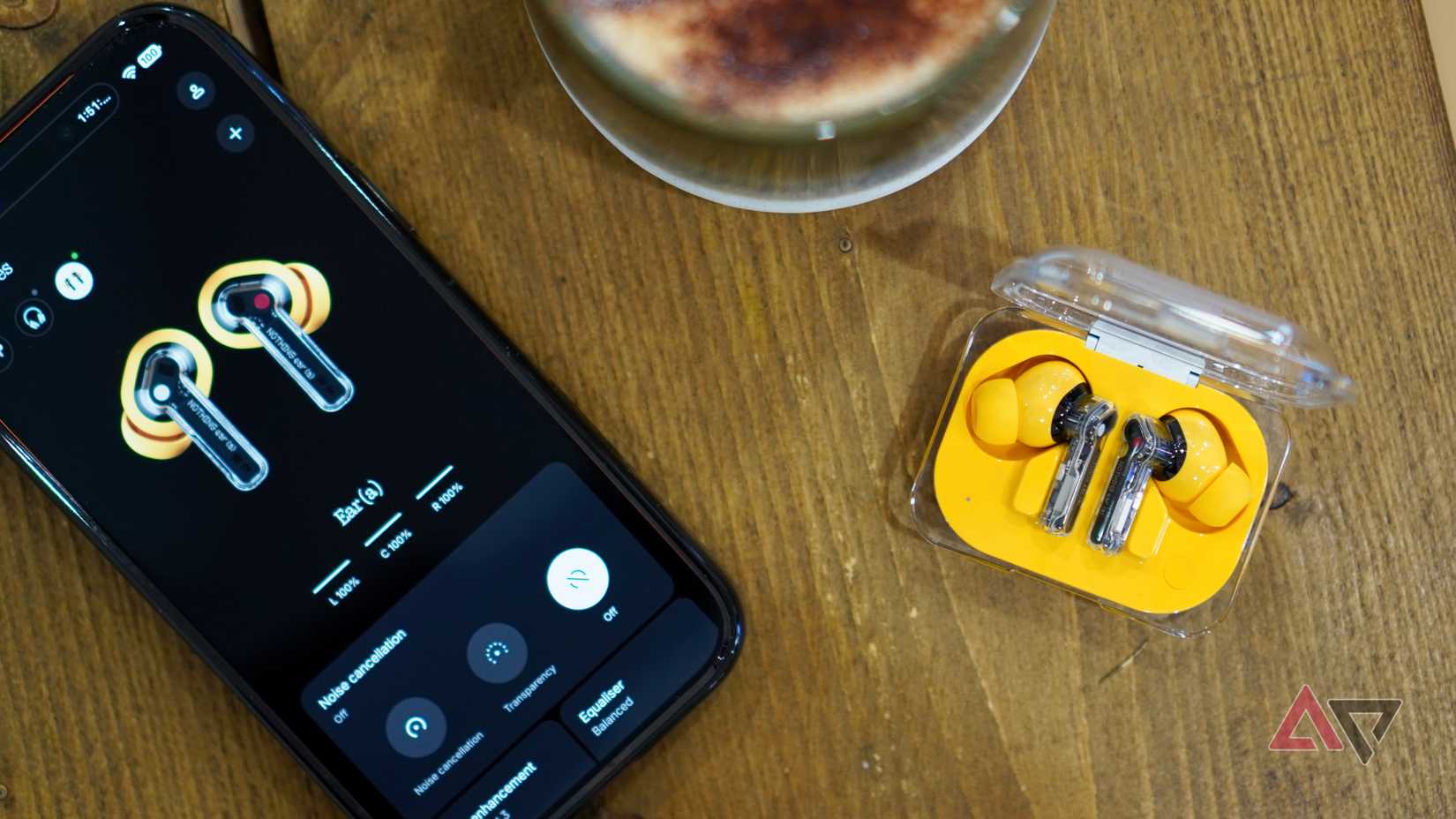 Gli auricolari Nothing Ear (a) con un iPhone Apple