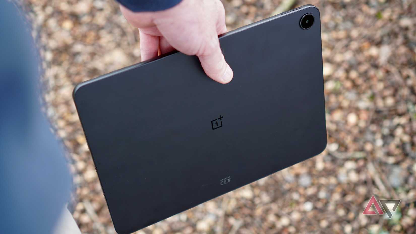 Uma pessoa segurando o OnePlus Pad Go 2