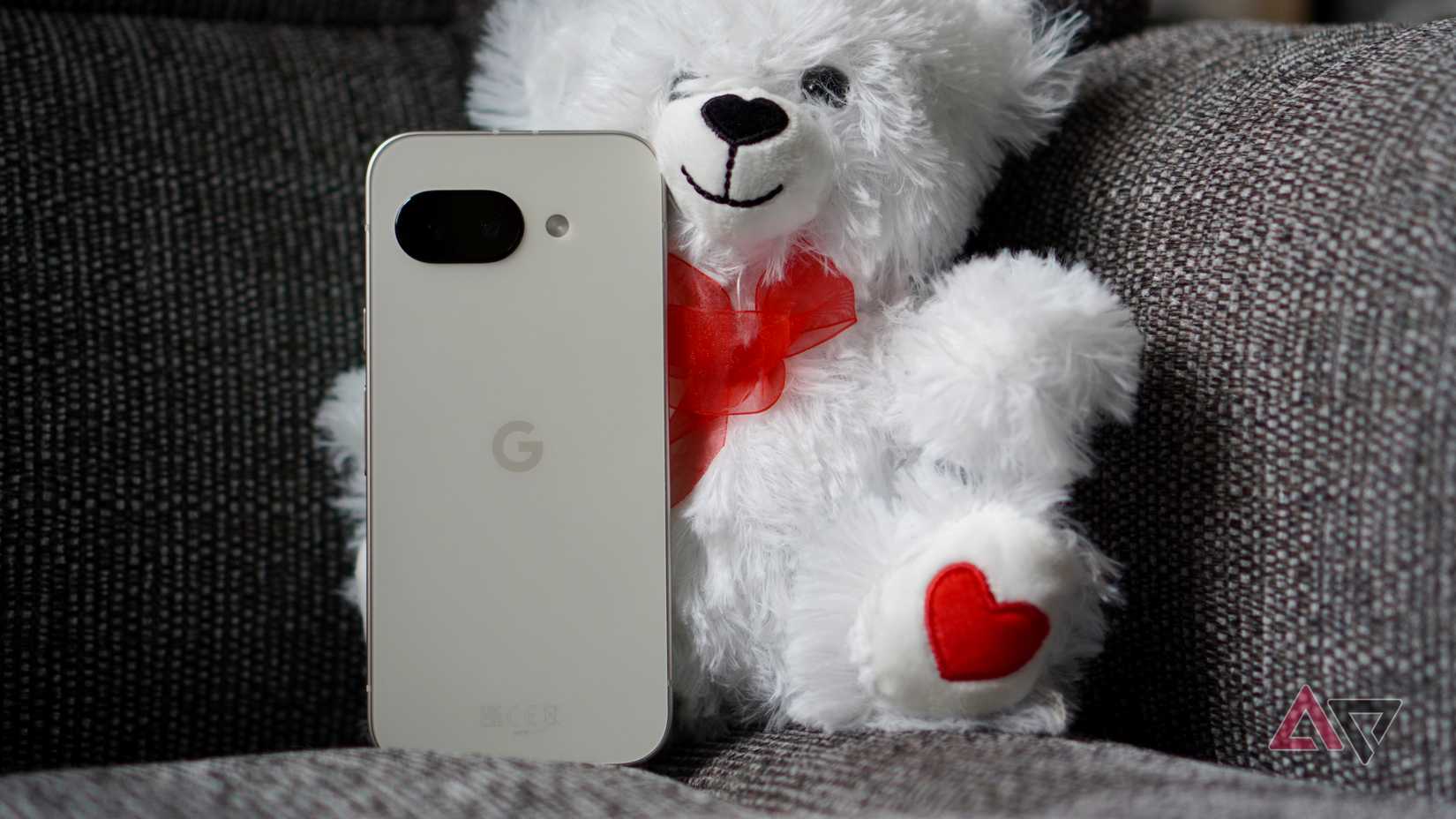 Il Google Pixel 9a con un orsacchiotto
