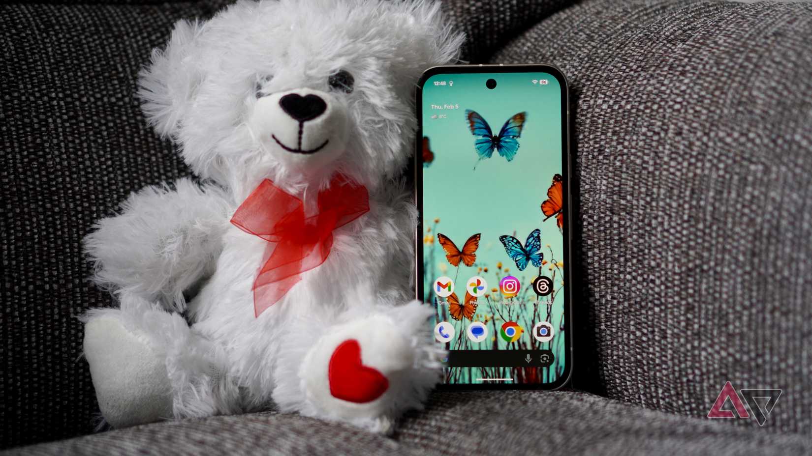 Il Google Pixel 9a con un orsacchiotto