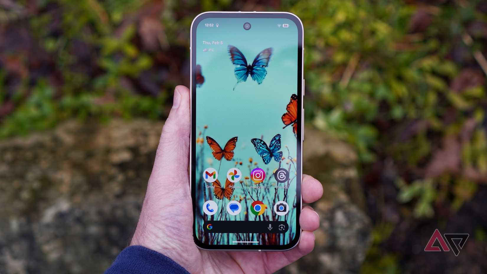 Una persona con in mano il Google Pixel 9a