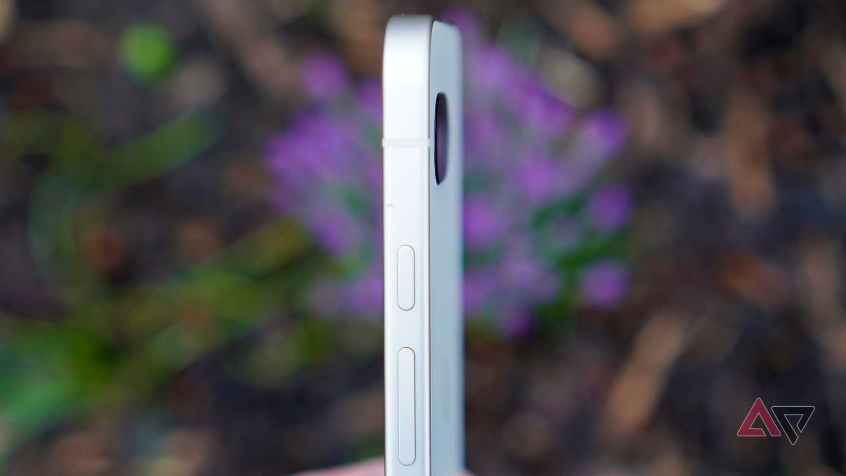 Una persona con in mano il Google Pixel 9a