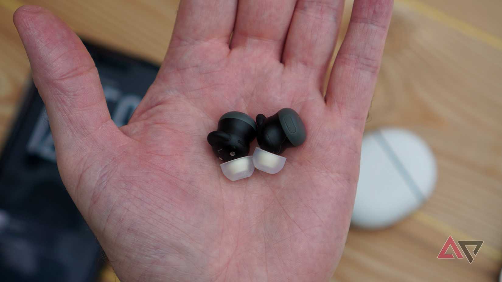 Uma pessoa segurando o Google Pixel Buds Pro 2 com pontas auriculares Azla SednaEarfit Max