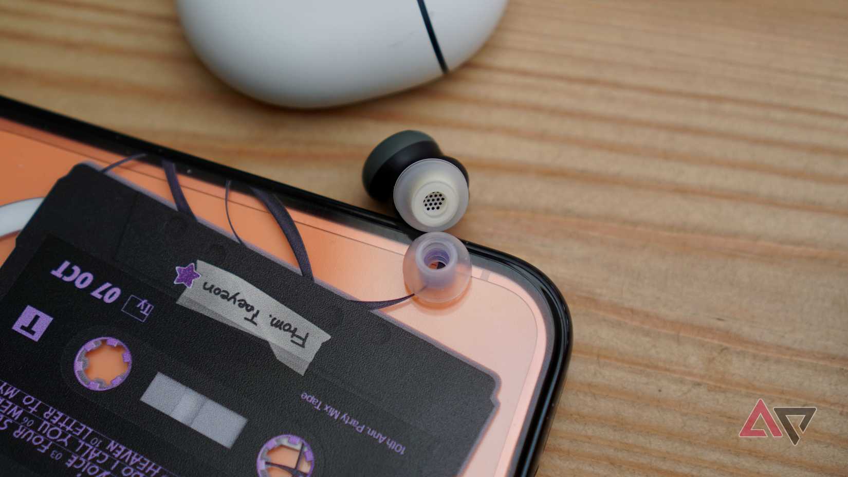 Azla SednaEarfit Max (parte superior) e pontas auriculares SpinFit Omni