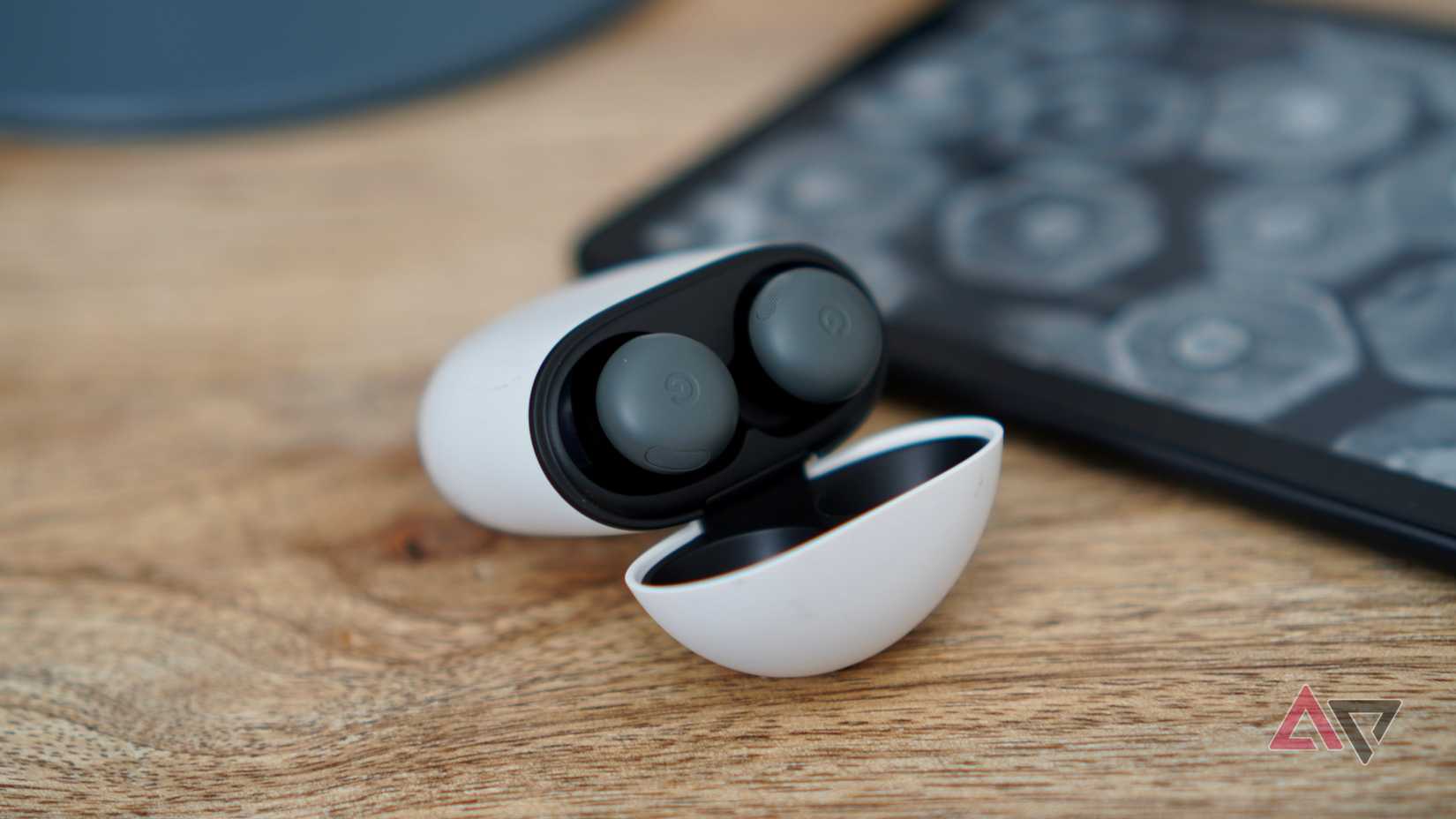 O Google Pixel Buds Pro 2 equipado com pontas SpinFit Omni no case