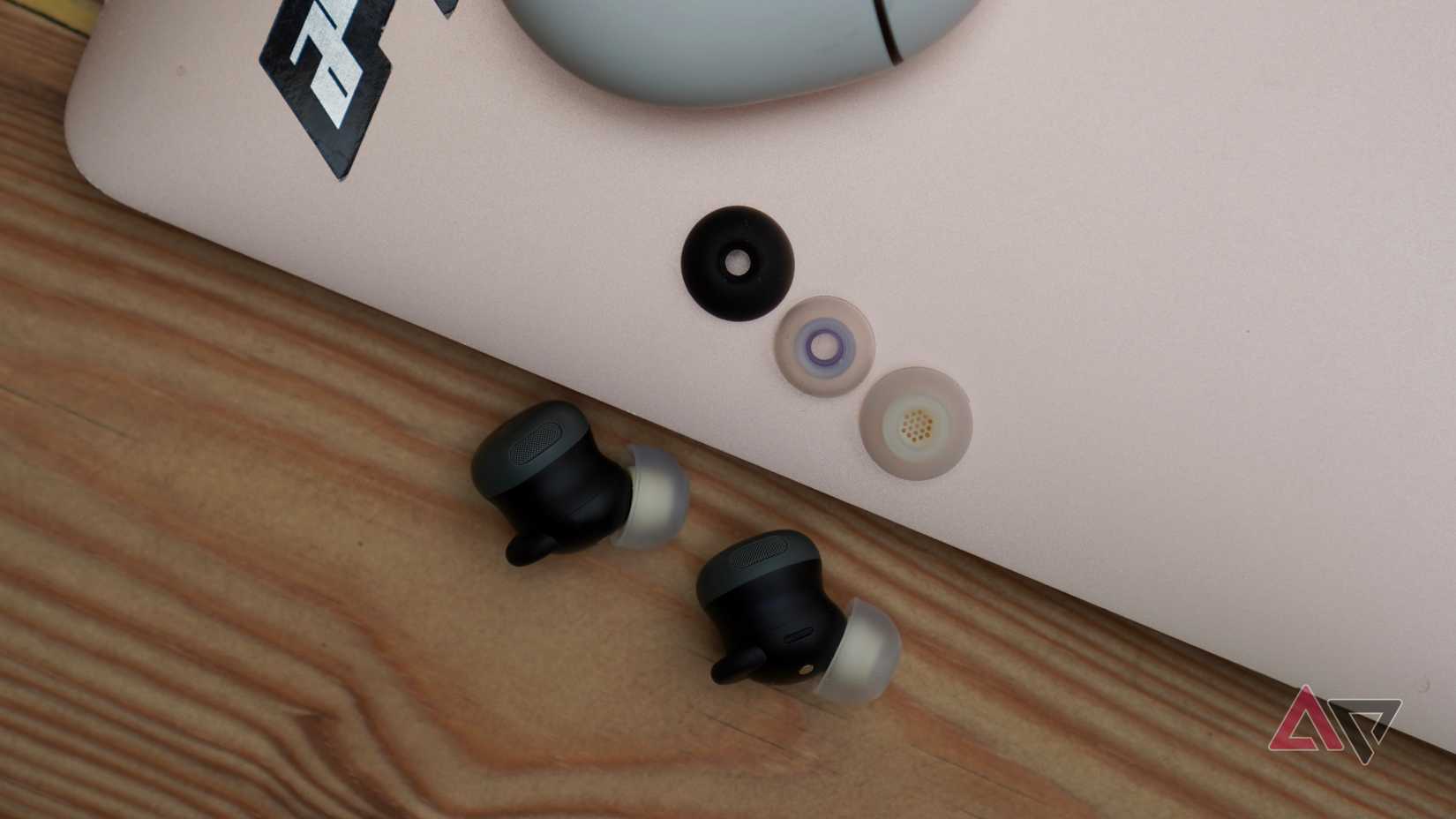 Google Pixel Buds Pro 2 com pontas auriculares padrão (esquerda), SpinFit Omni, Azla SednaEarfit Max