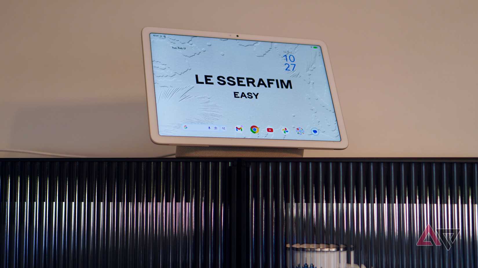 Il tablet Google Pixel su uno scaffale