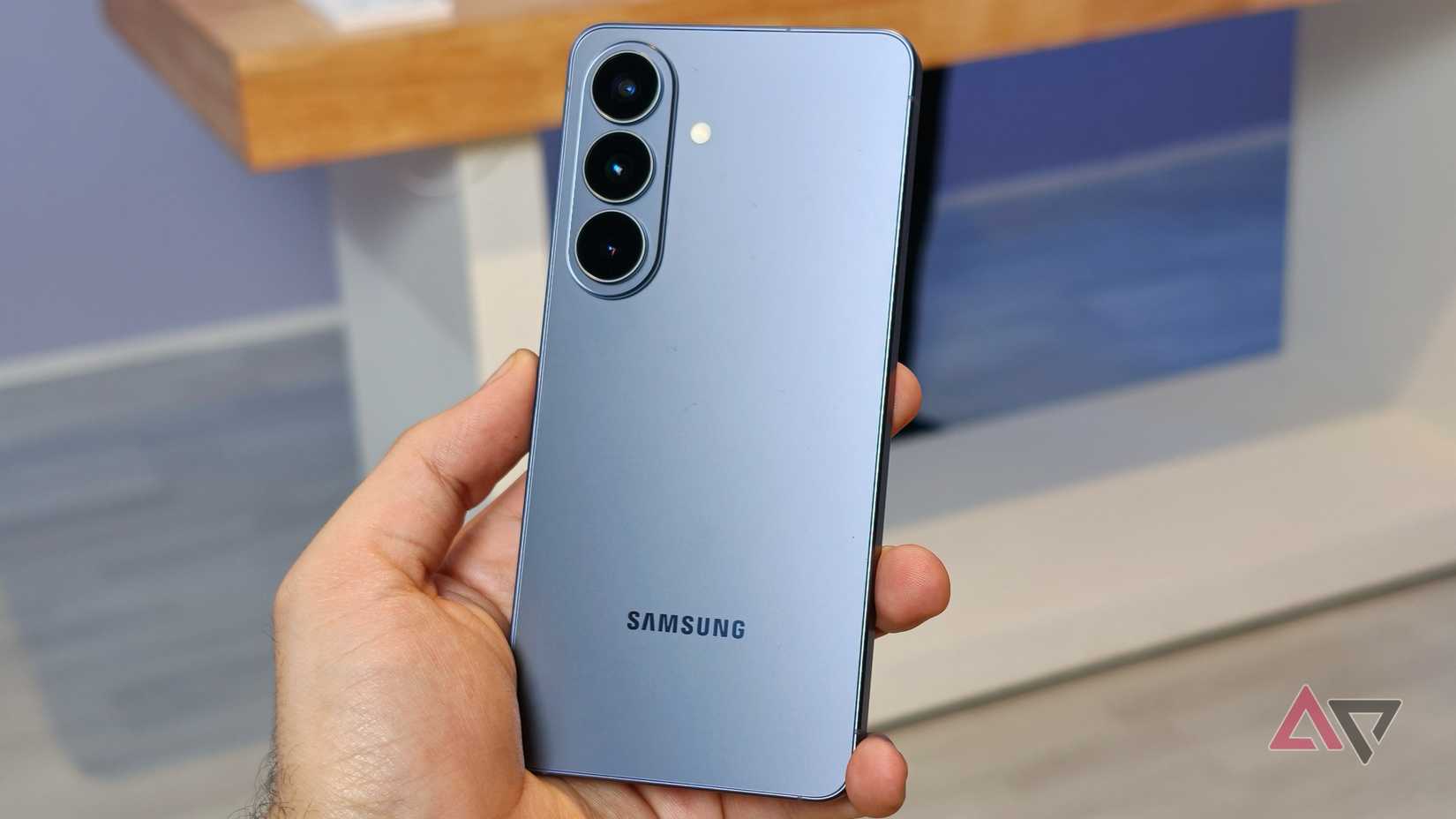 Base Galaxy S26 in mano che mostra il modulo fotocamera