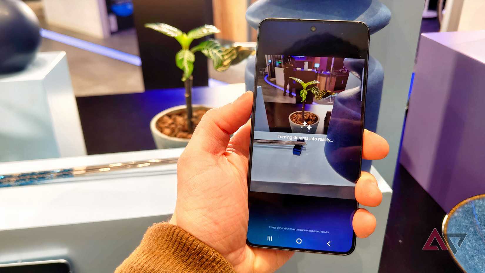 Il Samsung Galaxy S26 nella mano di un uomo, che mostra il Generative Edit mentre lavora su una foto.